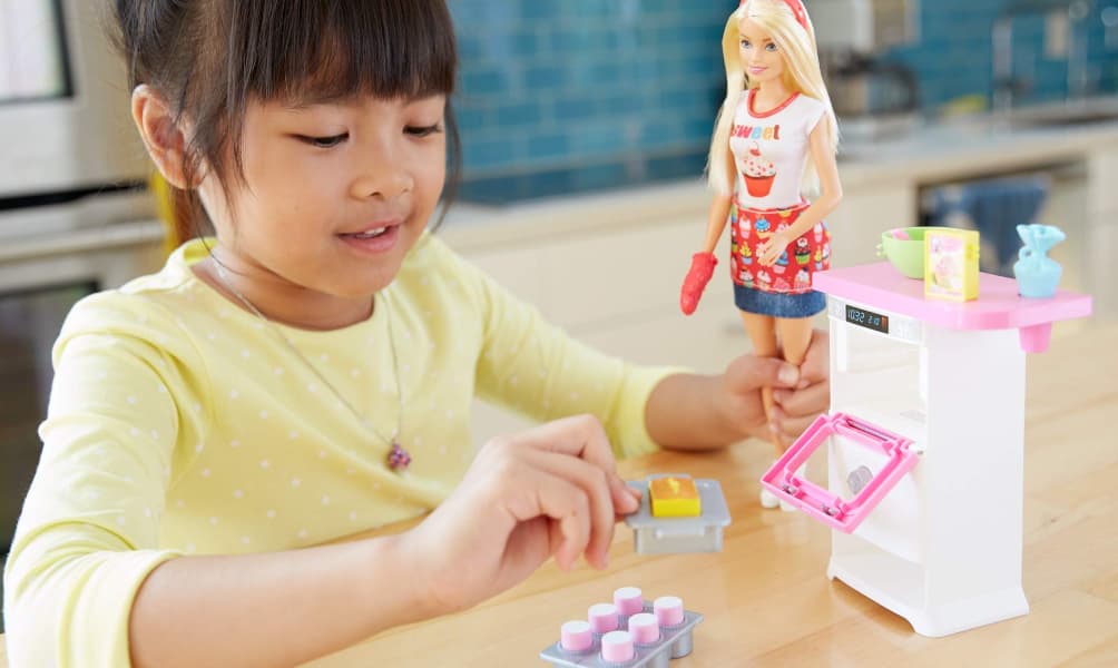 Bật mí lý do đồ chơi búp bê lại quan trọng đối với sự phát triển EQ của trẻ
