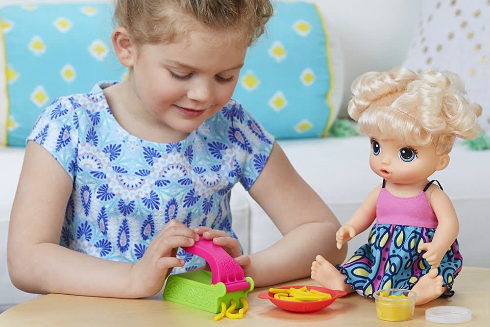 Bật mí lý do đồ chơi búp bê lại quan trọng đối với sự phát triển EQ của trẻ