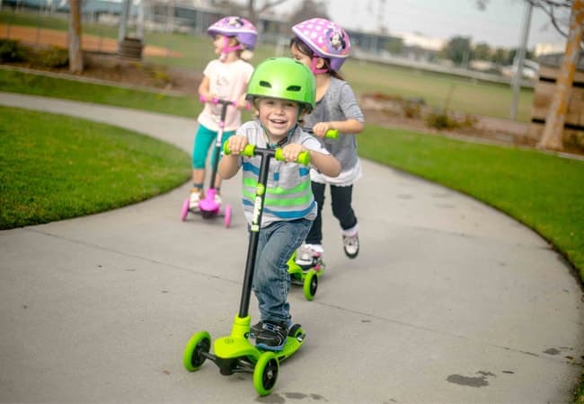 Hướng dẫn chi tiết cách sử dụng xe scooter cho bé mới bắt đầu