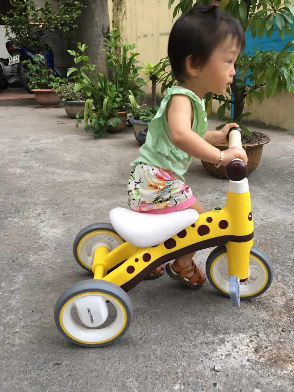 Hết sức lưu ý khi cho trẻ chơi xe chòi chân cho bé