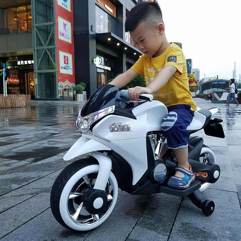 Vì sao cha mẹ ngày càng quan tâm đến xe moto điện cho trẻ em để mua cho con mình?