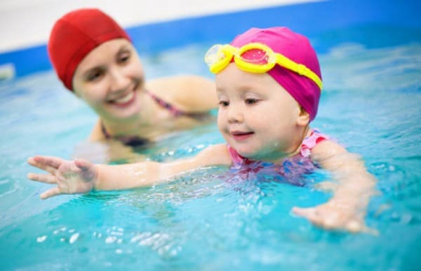 7 bước cơ bản giúp trẻ tập bơi dễ dàng hơn