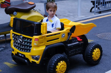 Xe ô tô điện trẻ em kiểu dáng xe tải xúc cát 053